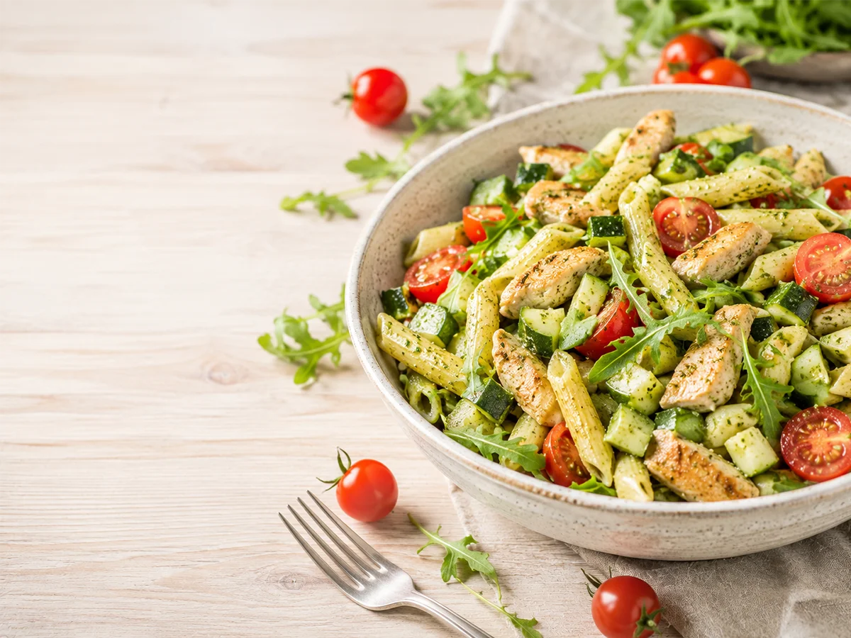 Maaltijdsalade met kip, koolhydraatarme penne, courgette, tomaat en rucola